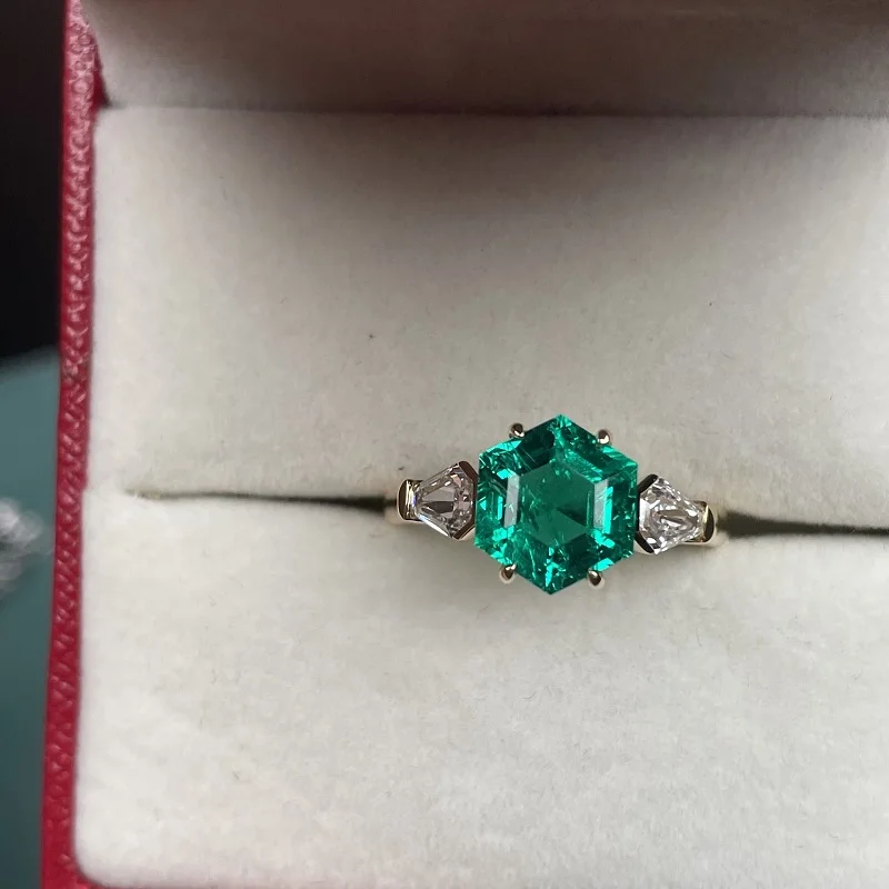 Ruihe New 18k Yellow Gold about 2.25ct Lab Grown Emerald Ring with Lab Grown Diamond Personalized Rings for Women Jewelry Gift