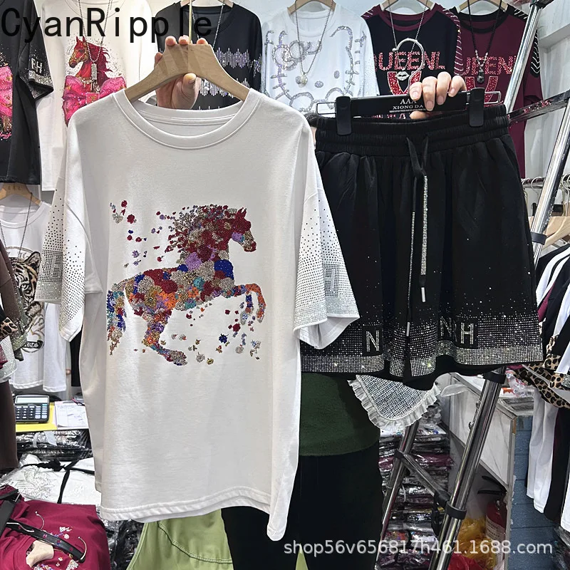 

Модный женский комплект из двух предметов для весны и лета: роскошная футболка с коротким рукавом и стразами + повседневные шорты А-силуэта с эластичным поясом