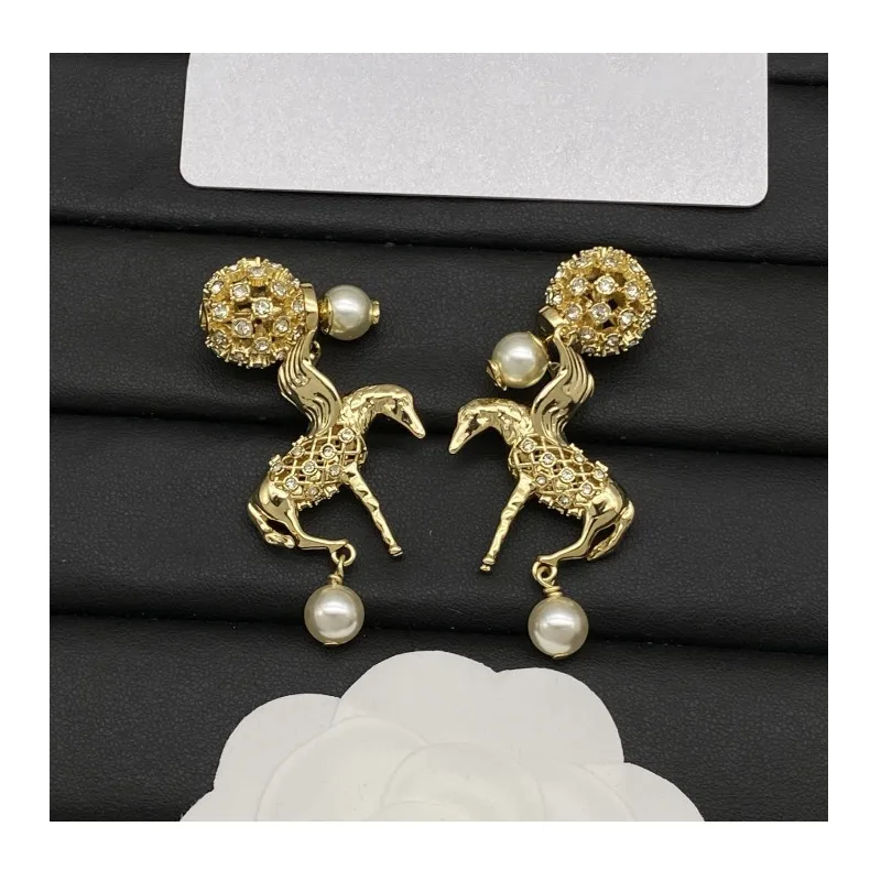 

Light Luxury Shell Pearl Women's Stud Earrings Fashion High Sense Design Classic Earrings Earrings