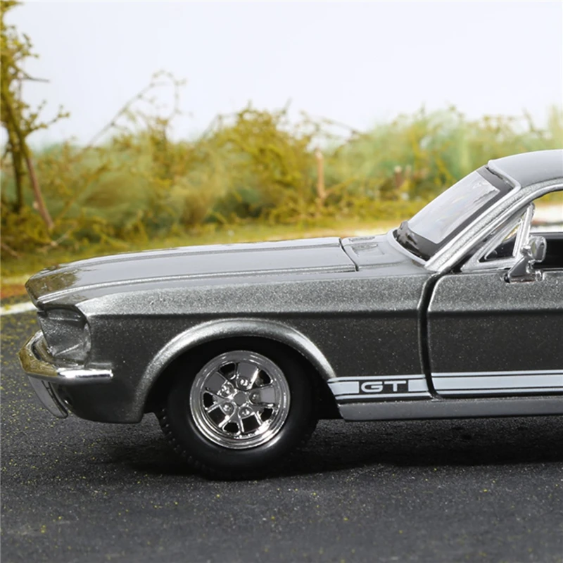 Maisto 1:24 1967 Ford Mustang GT Alloy Sports Car Model Diecast Metal Racing Car Vehicles Model Simulation Collection Kids Gifts