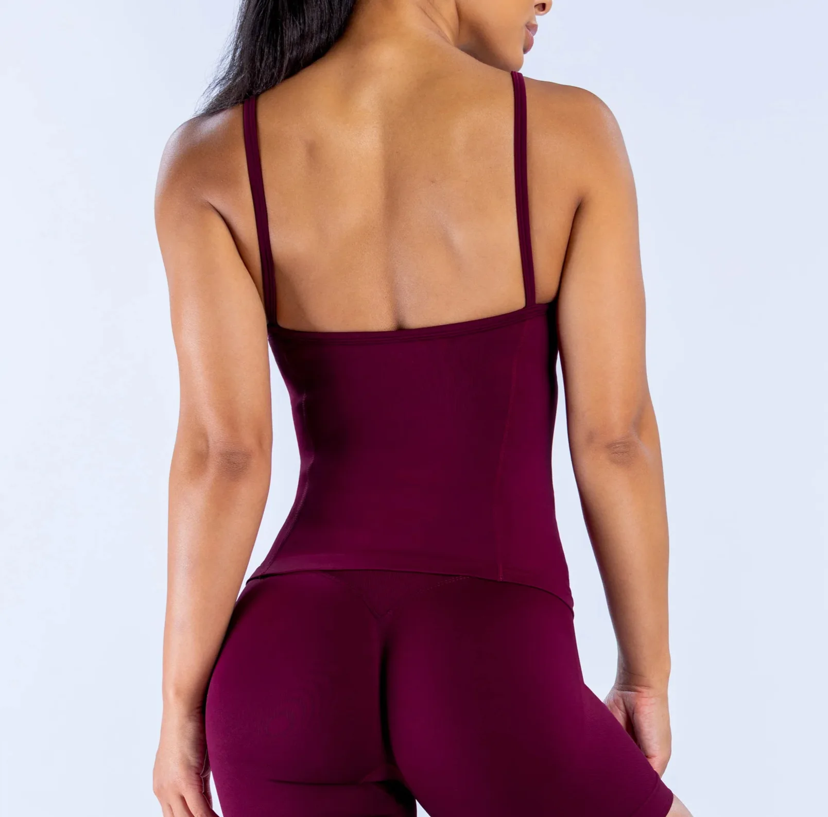 Denyf Damen-Yoga-Set mit dünnen Trägern, rundem Halsausschnitt, nahtlosem Design, herausnehmbaren Einlagen, Sport-BH und Shorts für Fitness-Training. – Detail 17