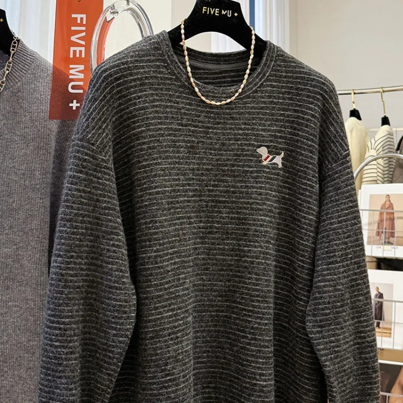 Felpa pullover senza cappello con collo rotondo a righe pelose ricamate a fumetti per donna in camicia base autunnale e invernale