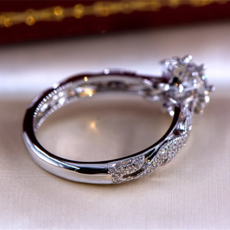 Fashion Ring Exquisite Inlaid Round Flower Stones Wedding Rings For Women Engagement Jewelry HipHop Party Gift Creative
