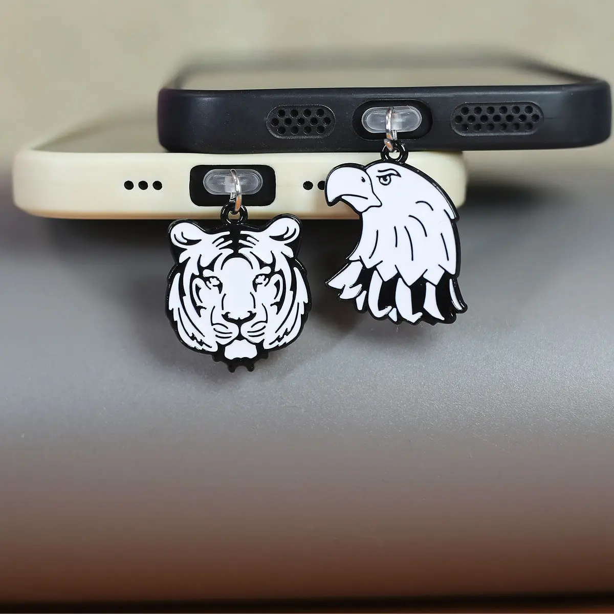

Mobile Phone Dust Plug Pendant With Tiger And Eagle Decoration For Iphone Type-C Port Dust Plug Pendant Strap Lanyard