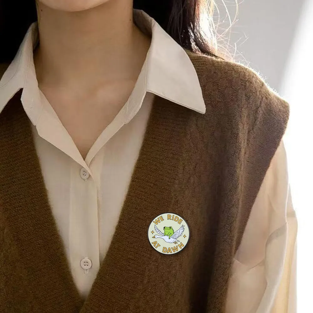 Wir reiten im Morgengrauen: Frosch auf Gans Emaille-Pin, lustige Meme-Brosche für Rucksack, Kleidungszubehör, Cartoon-Tier-Abzeichen – Detail 6