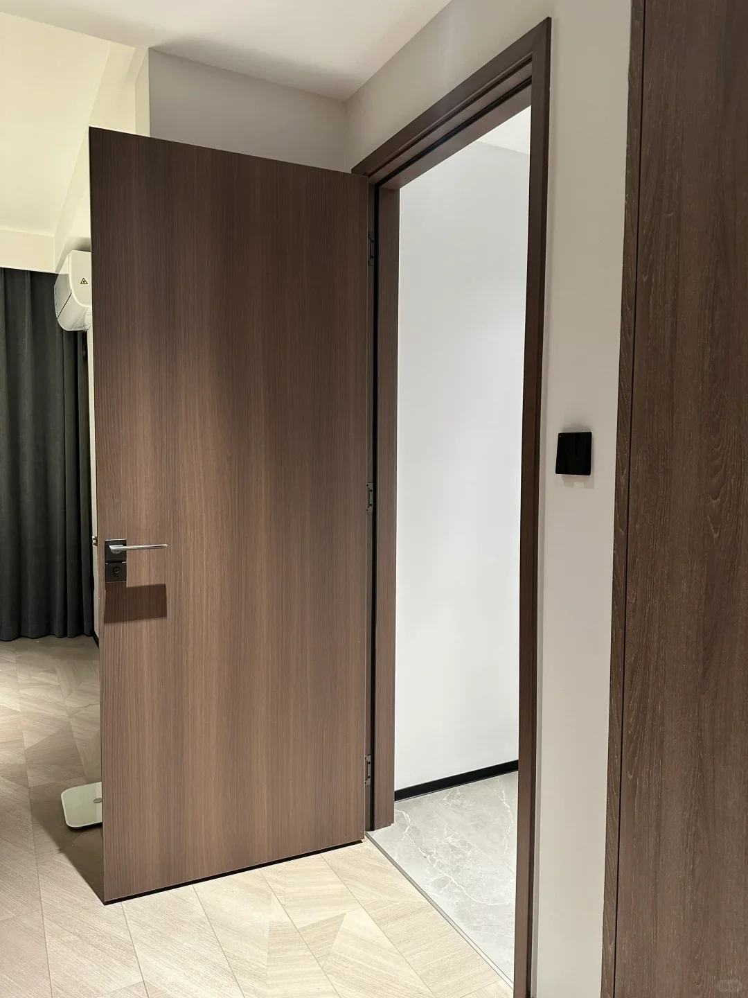 Porta dell'hotel in legno per camera da letto vintage Porte interne francesi ad arco in legno massello per bagno Linea con fibbia in vernice Cucina Porte in vetro nero