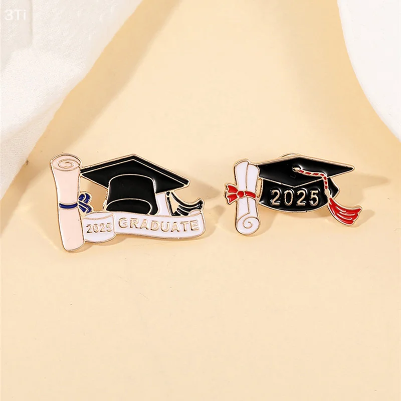 2025 جديد مدرسة موسم التخرج المينا دبابيس الإبداعية البكالوريوس قبعة التلبيب شارة بدبوس الطلاب الأصدقاء مجوهرات هدايا