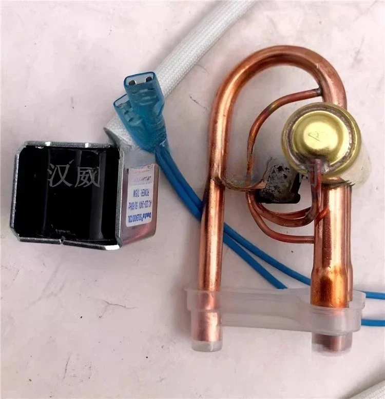 

Electromagnetic four-way reversing valve DSF-4-R410A four-way valve with coil 220V 1.5p