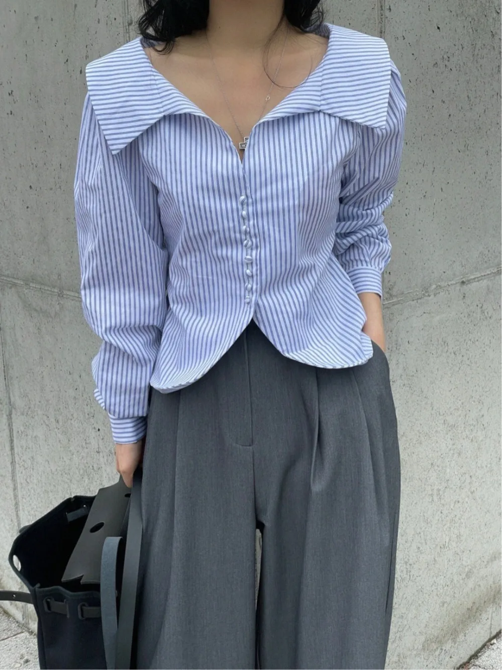 

Женская блузка в стиле винтаж с застежкой на одну пуговицу, отложным воротником, полосатым узором, разрезом по низу, в корейском стиле, для ранней осени