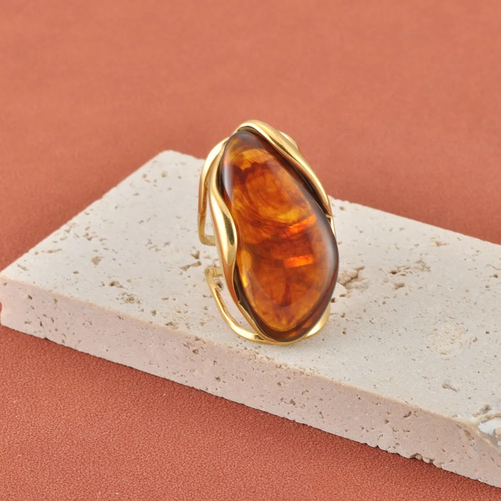 JeeMango Trendiger Bernstein-Weißer Harz-Geometrischer Verstellbarer Offener Ring, Vergoldeter Rostfreier Edelstahl Fingerschmuck R26016 – Detail 2