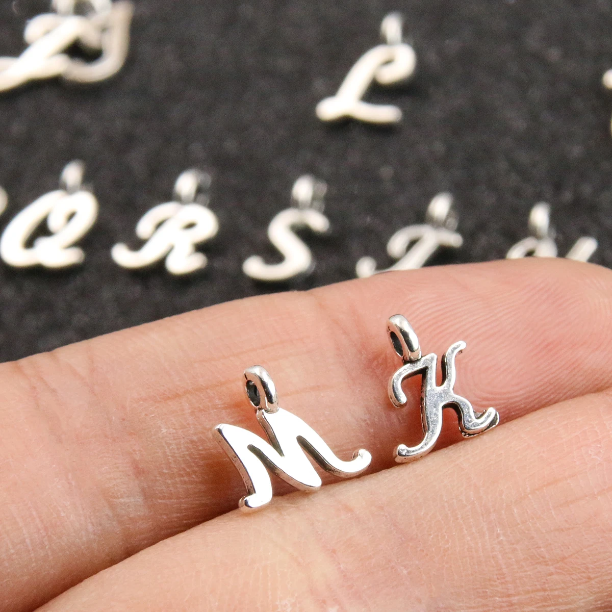 26Pcs Mix Size Picture Color Metal Zinc Alloy English Letter A-Z Charms Fit Jewelry Pendant DIY Necklaces Bracelets Bags Makings