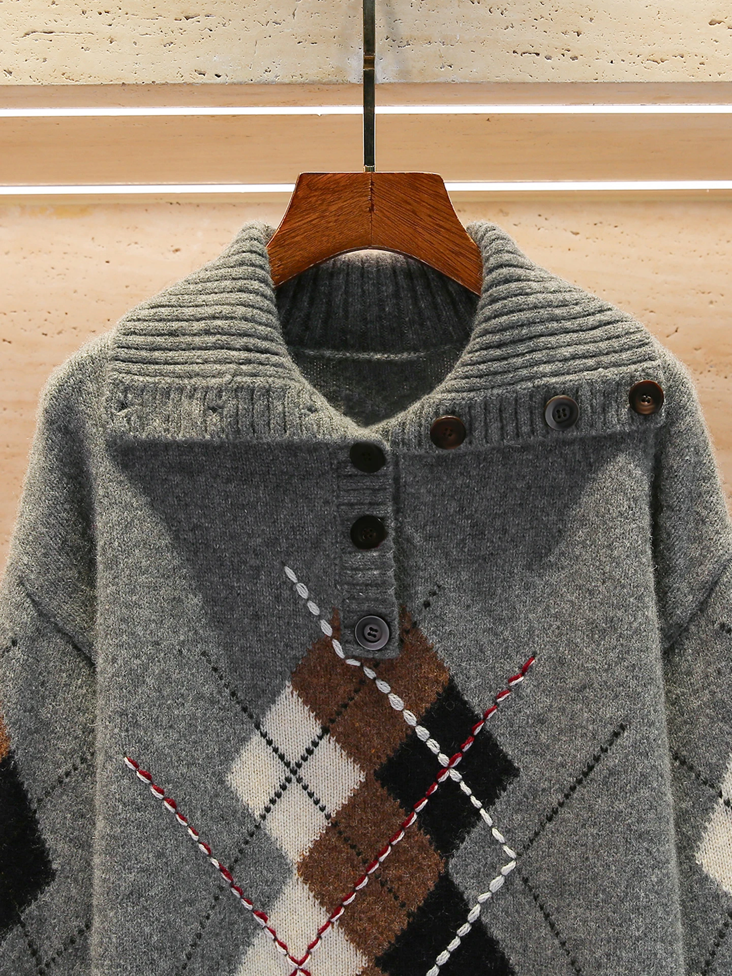 Lässiger, lockerer Strickpullover mit Kragen und Rautenmuster. Premium Faion Herbst-Winter-Top für Damen von Nu