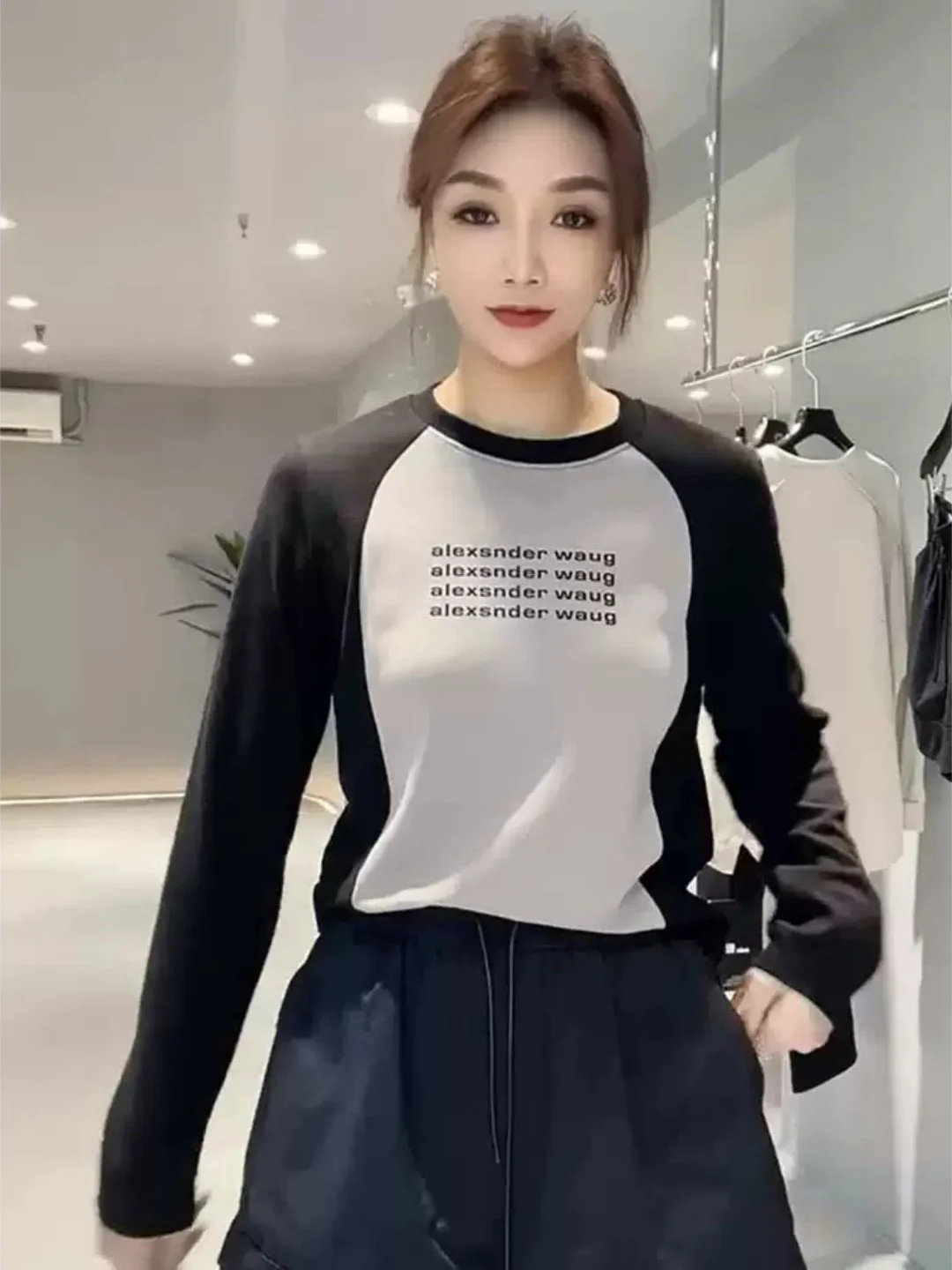 

Korean Sle Long Sve T-irt Women's Loose Fit Base irt round Ne Print Letter Boting Top for Young Women