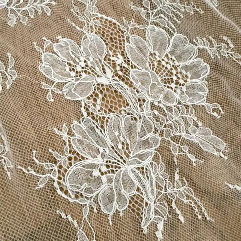 3M. Handgefertigter Spitzenstoff mit Kordelstickerei für Hochzeitskleider, DIY-Nähstoff aus weißer Spitze. Luxuriöse Stoffe für Designer. – Detail 4