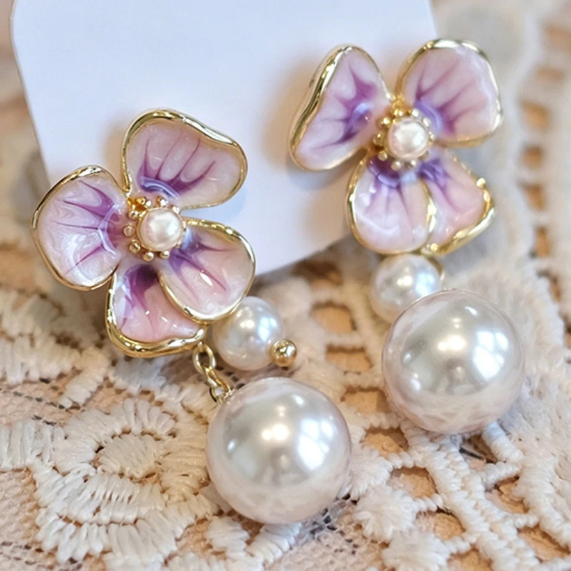 Huitan Elegante Damen-Ohrringe mit Blumenmuster, hellviolette Emaille, doppelte Imitationsperlen-Quaste, hängende Ohrringe, romantischer Schmuck, Geschenk für Hochzeiten.