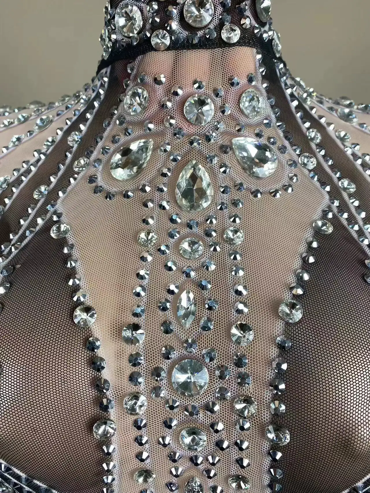 Robe moulante en dentelle de plumes à manches longues personnalisée, haute élasticité, paillettes, fête d'anniversaire, performance, sexy, nouveau