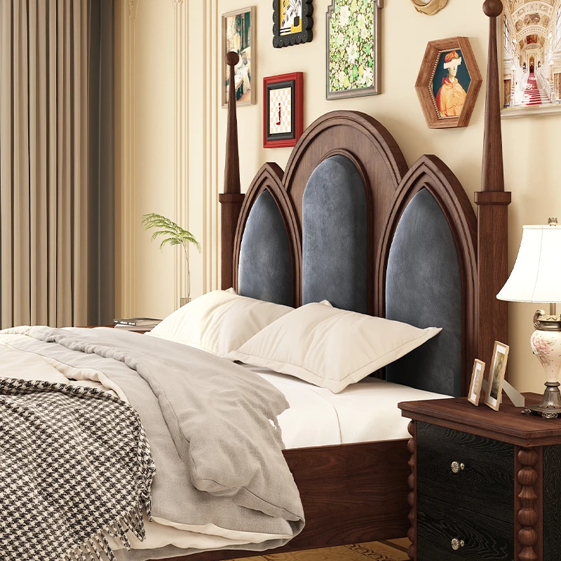 

Настраиваемая кровать размера «queen-size» из красного дуба и средневековой массива дерева для главной спальни.