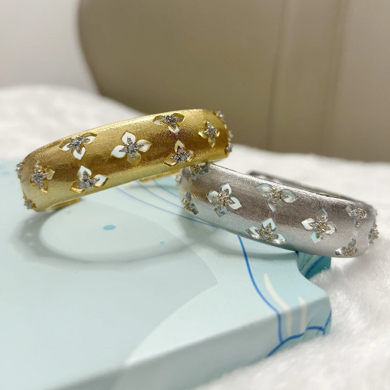 

A classic European and American style wide and narrow open bracelet that will be a bestseller in 2025, a jewelry gift for ladies