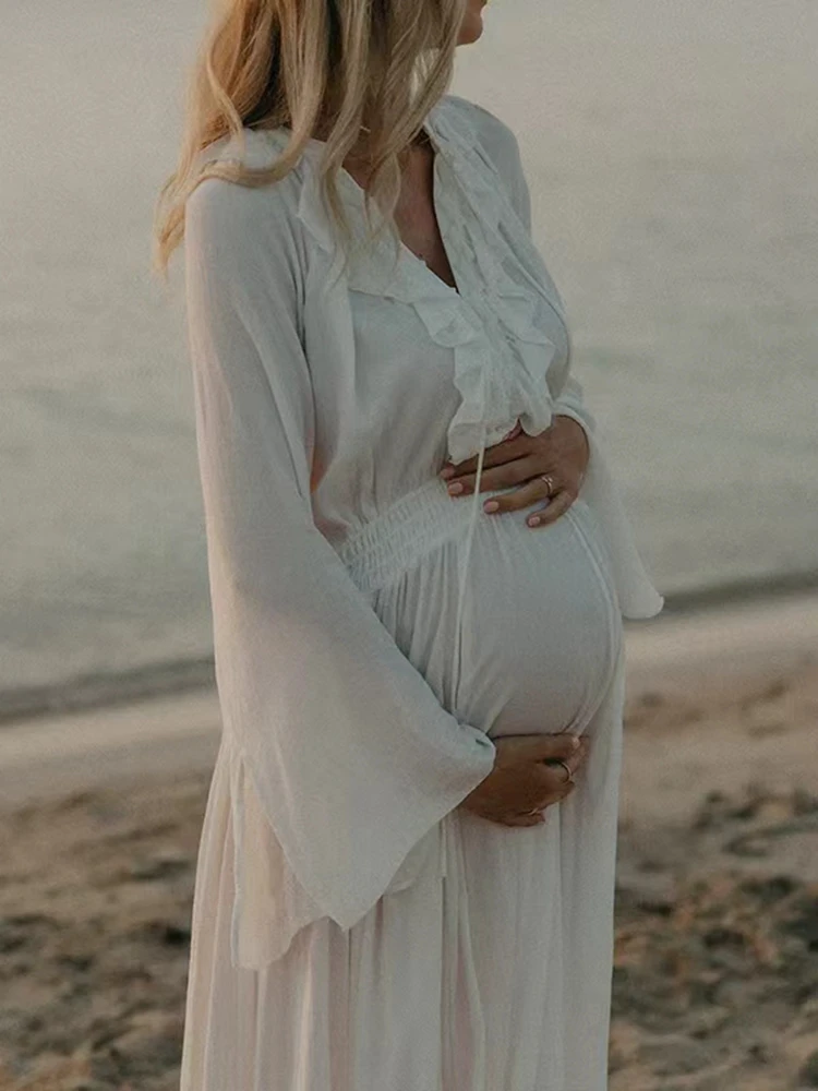 فستان حمل أبيض بوهو بأكمام طويلة ورقبة على شكل حرف V للتصوير الفوتوغرافي على الشاطئ، دعامة أمومة أنيقة #5