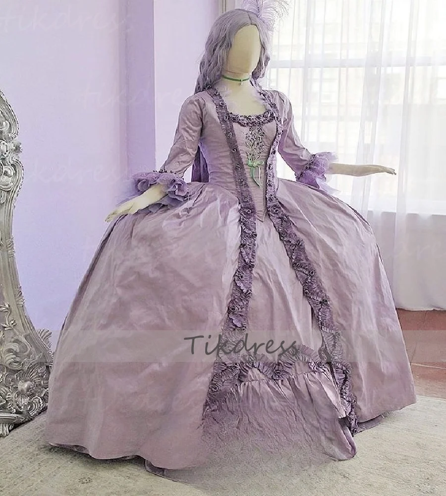 ชุดราตรีสีม่วงไลแลคสไตล์โรโคโคศตวรรษที่ 18 พร้อมงานปัก ชุดราตรีสไตล์จอร์เจียน มารี อองตัวเนตต์ ชุดราตรีสไตล์ยุคกลาง ชุดราตรีสไตล์แกสบี้ ชุดราตรีสไตล์เซลติก แบบสั่งตัด