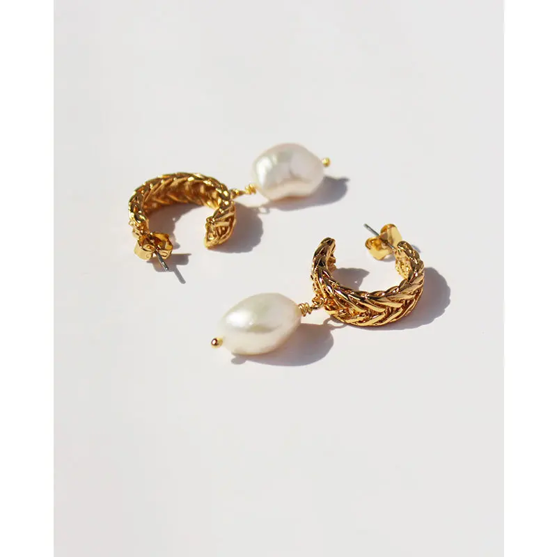 أقراط عصرية أنيقة منسوجة على شكل حرف C مع قلادة لؤلؤ المياه العذبة الطبيعية النحاس المطلي بالذهب 925 عمود فضي