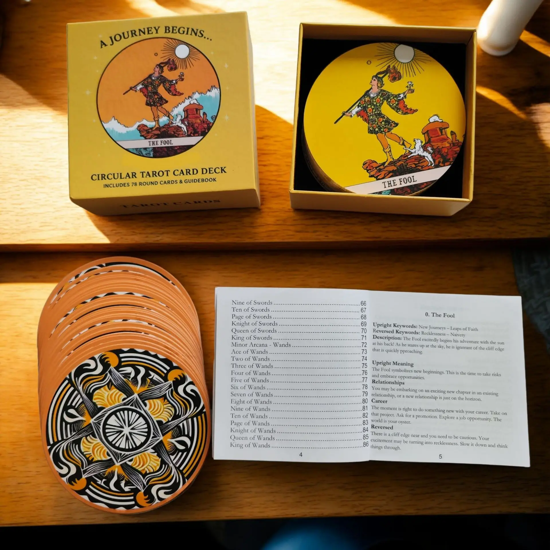 Jeu de cartes de tarot circulaires comprenant 78 cartes rondes et un guide en papier dans une boîte rigide. Jeu de tarot Wait : un voyage commence pour les débutants.