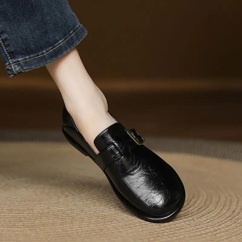 

REAVE CAT 2025 Новый дизайн, модные женские туфли на плоской подошве с круглым носком, лоферы без шнуровки с пряжкой на ремне, большие размеры 41, 42, 43, повседневная обувь для отдыха