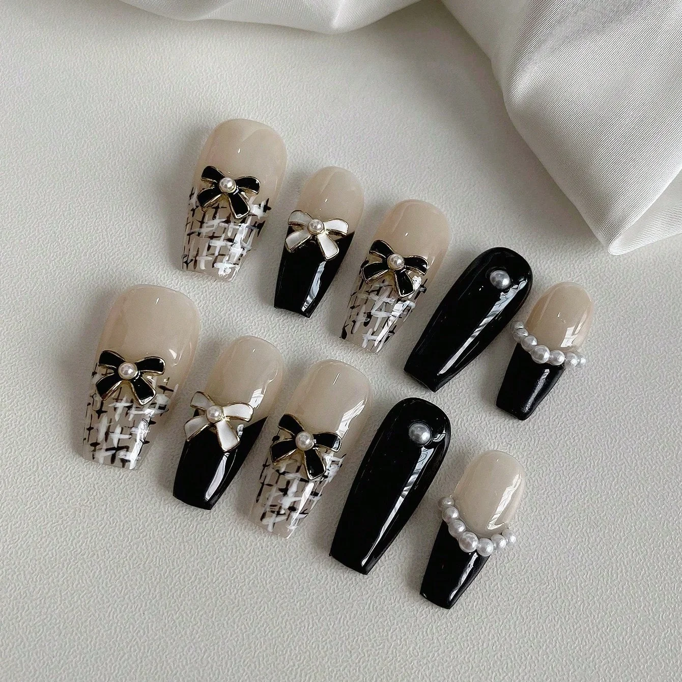 10 Stück lange, handgefertigte, aufzuklebende Nägel in Sargform, Nude, Schwarz, French, Tweed-Textur, Schleifen- und Perlenverzierung, wiederverwendbare Kunstnägel für Damen, elegant.