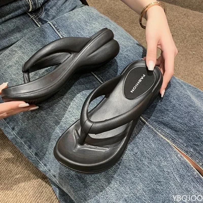 Sommermode Neue Dicksohlige Pantoffeln Flip-Flops Strand Rutschfeste Outdoor-Sandalen Modische Schwammkuchen-Clip-On-Pantoffeln 2026 – Detail 8