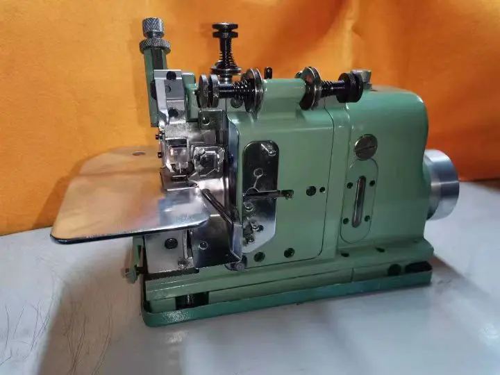 CP-MG-30 High-quality Polygonal Badge Lock Industrial Sewing Machine, Suitable for School Uniforms, with Motor and Table.
