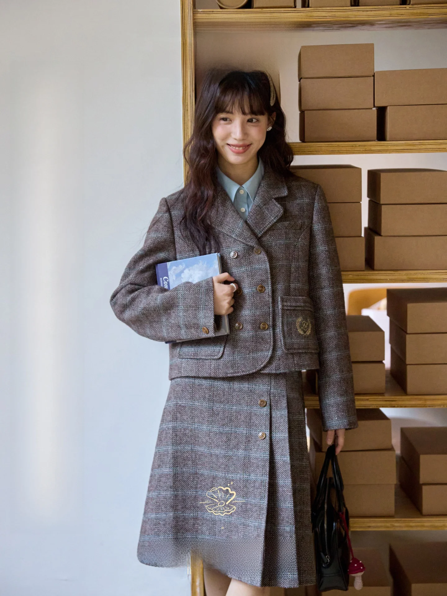 

Новинка! Ретро-костюм в университетском стиле: двубортный пиджак с вышивкой и юбка миди. Модный женский комплект для повседневной носки зимой.