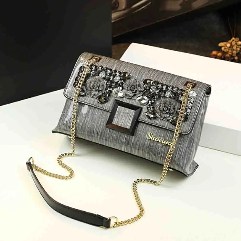 

Elegant Women Chains Shoulder Clutch Bag Luxury Patent Leather with Diamond Noble Ladies Handbag and Purses Sac A Mian 2023 New