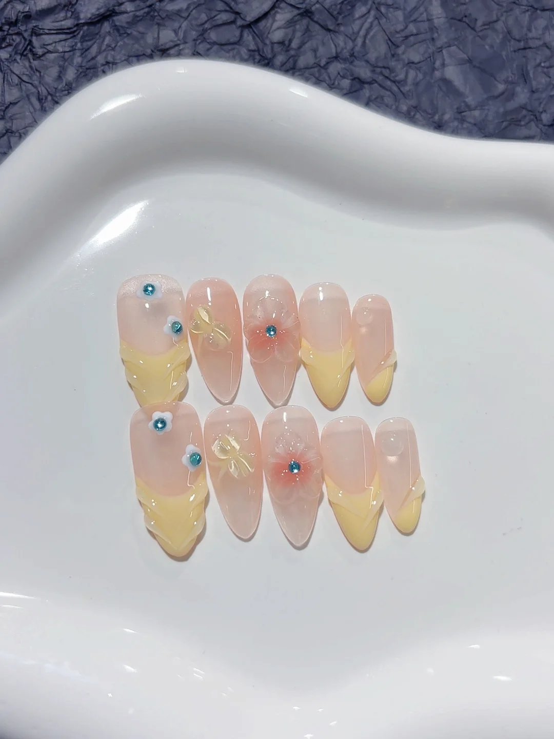 

Light Yellow Butterfly Flower Simple Almond Style Fashion Manicure (D256)