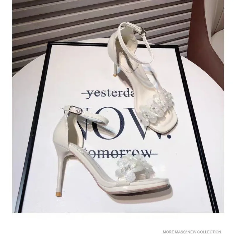 Sandalias de mujer Crystal Queen, zapatos de novia con encaje blanco y flores, zapatos de boda con punta abierta, correa con hebilla, tacones altos finos y sexys