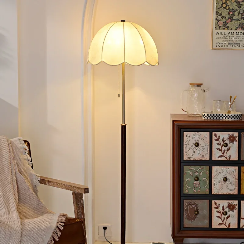 

Living room French antique floor lamp, American retro fabric atmosphere next to the sofa, high-end solid wood bedroom desk