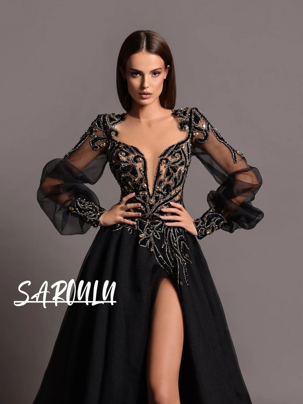 

Черное вечернее платье с глубоким V-образным вырезом и прозрачным пышным длинными рукавами, очаровательное вечернее платье с вышивкой бисером и высоким разрезом, вечернее платье трапециевидной формы со шлейфом