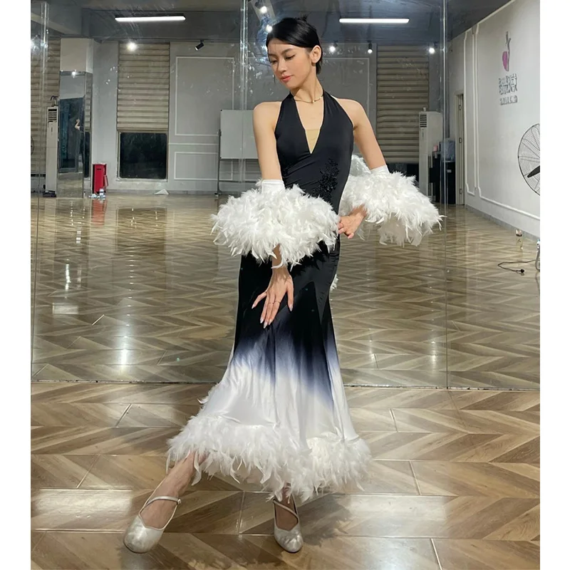 2025年社交ダンス競技用ドレス ワルツダンス衣装 羽根飾り付きドレス 腕章付きパフォーマンススーツ スタンダードダンスドレス BL17630