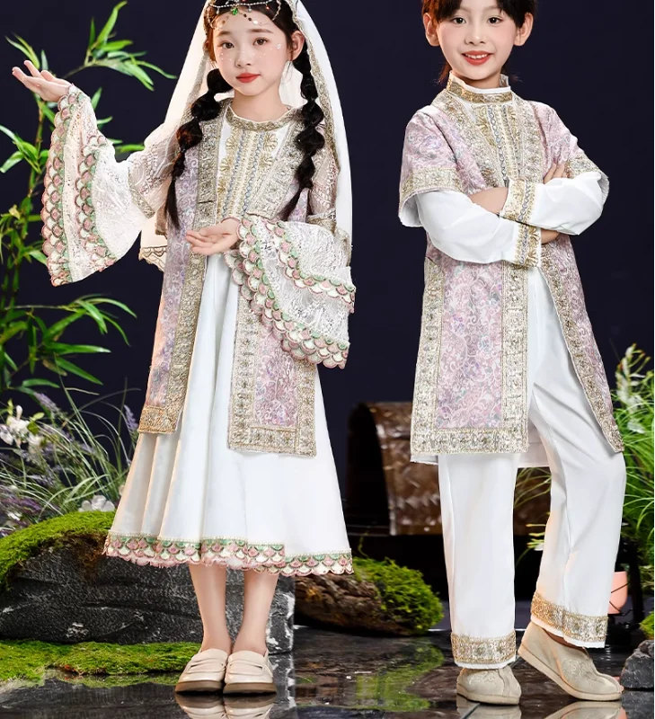 ชุดการแสดงเต้นรำอุยกูร์ของจีนซินเจียง