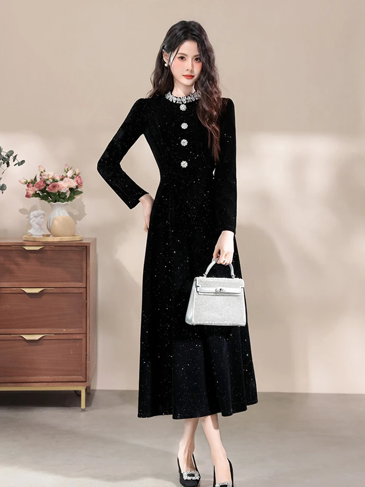 Elegancka, luksusowa, długa, czarna, błyszcząca sukienka wieczorowa na formalne okazje, odzież damska, moda damska, na imprezę, studniówkę, urodziny, vestidos retro.