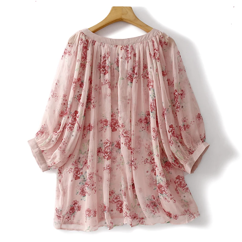 เสื้อเชิ้ตลายดอกไม้สีชมพูบางเบาสำหรับฤดูใบไม้ผลิและฤดูร้อน เสื้อผู้หญิงติดกระดุมผ่าหน้า คอวี แขนทรงกระบอก สไตล์ลำลองหลวมๆ แบบโบฮีเมียน