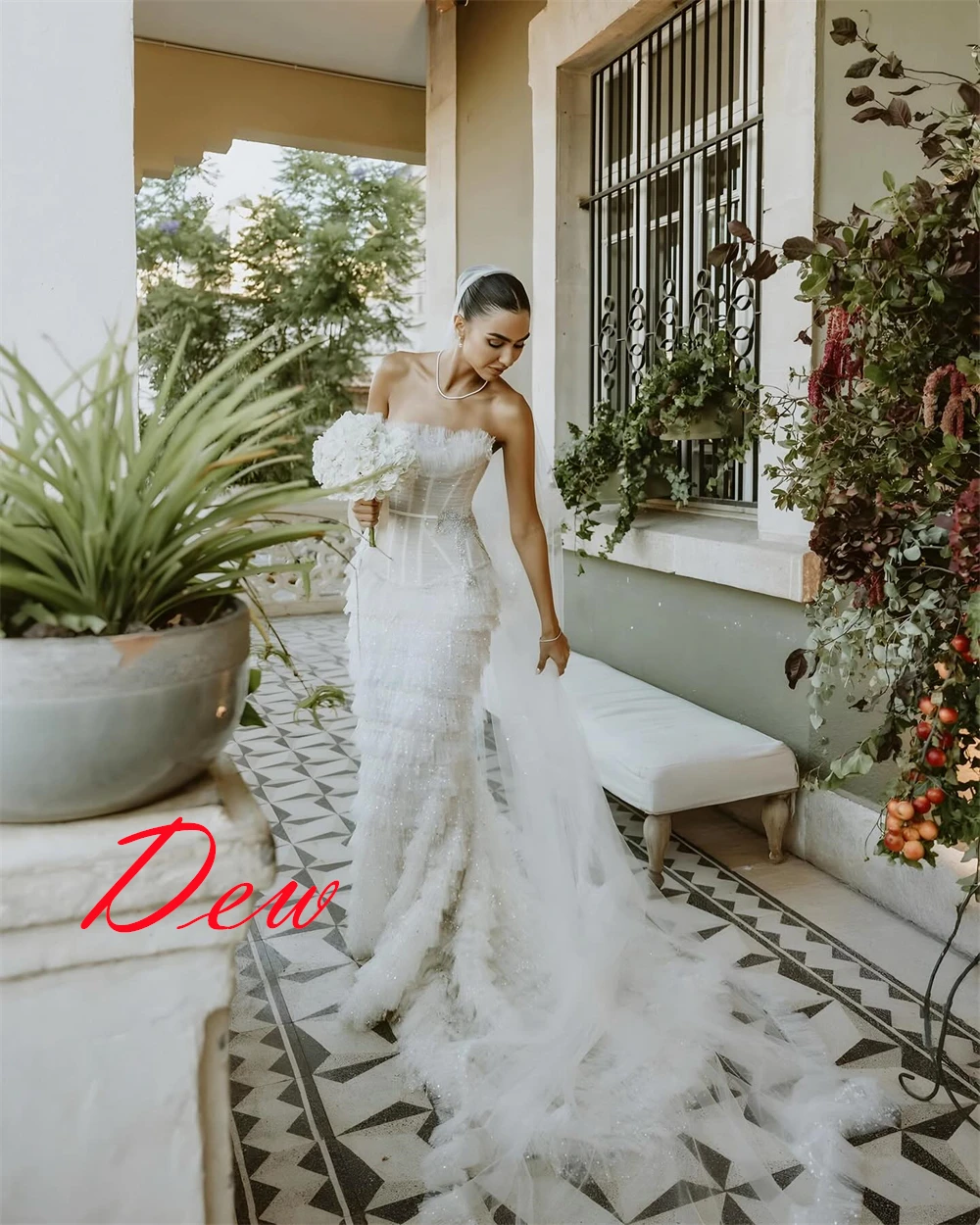 

Customized High Quality White Tulle Bridal Gowns Simple Strapless Sleeveless Wedding Dress Chapel Train Open Back Dresses