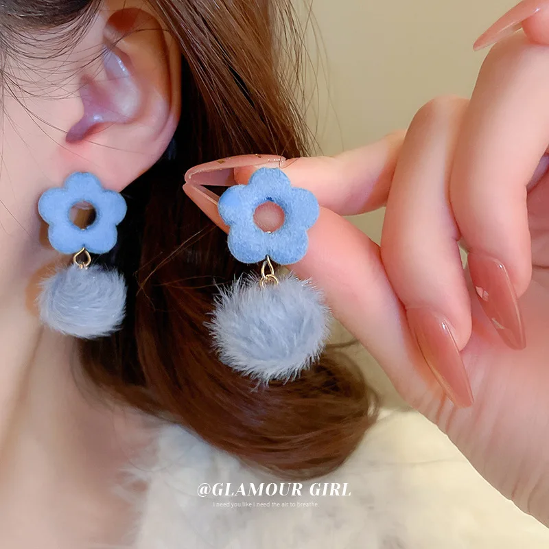 Boucles d'oreilles avec aiguilles argentées lexin bleu floqué fleurs petites boules de poils fraîches et mignonnesFree verschiffen