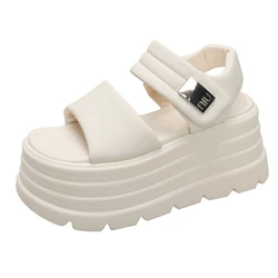 8.5cm moda estiva suola spessa romana Casual Lady fibbia antiscivolo scarpe da donna tacchi a zeppa catena sandali con plateau donna 2024