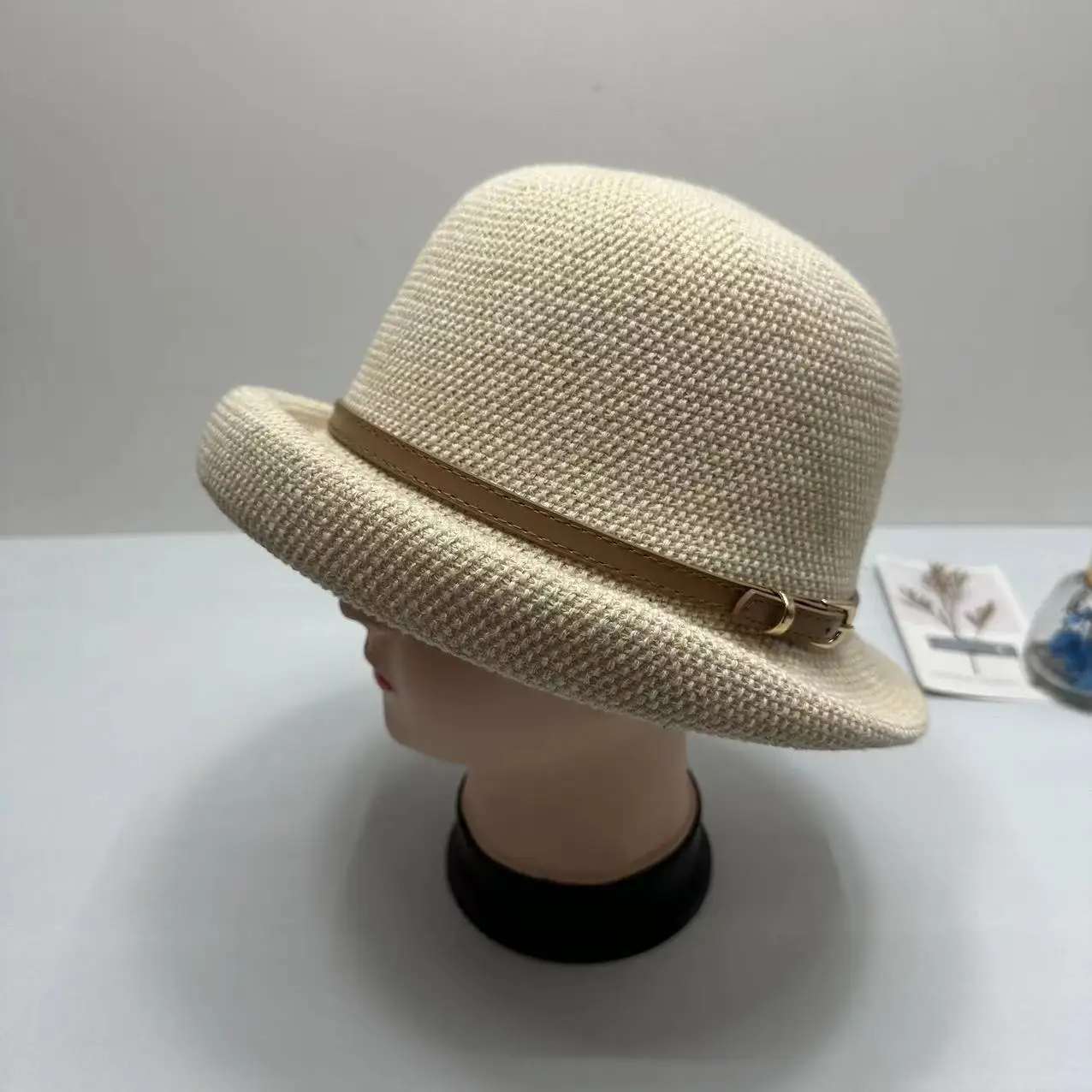قبعة دلو محبوكة خفيفة الوزن بإبزيم جلدي للربيع والصيف والحماية من الشمس على الطراز البريطاني عصرية للسفر ومتعددة الاستخدامات