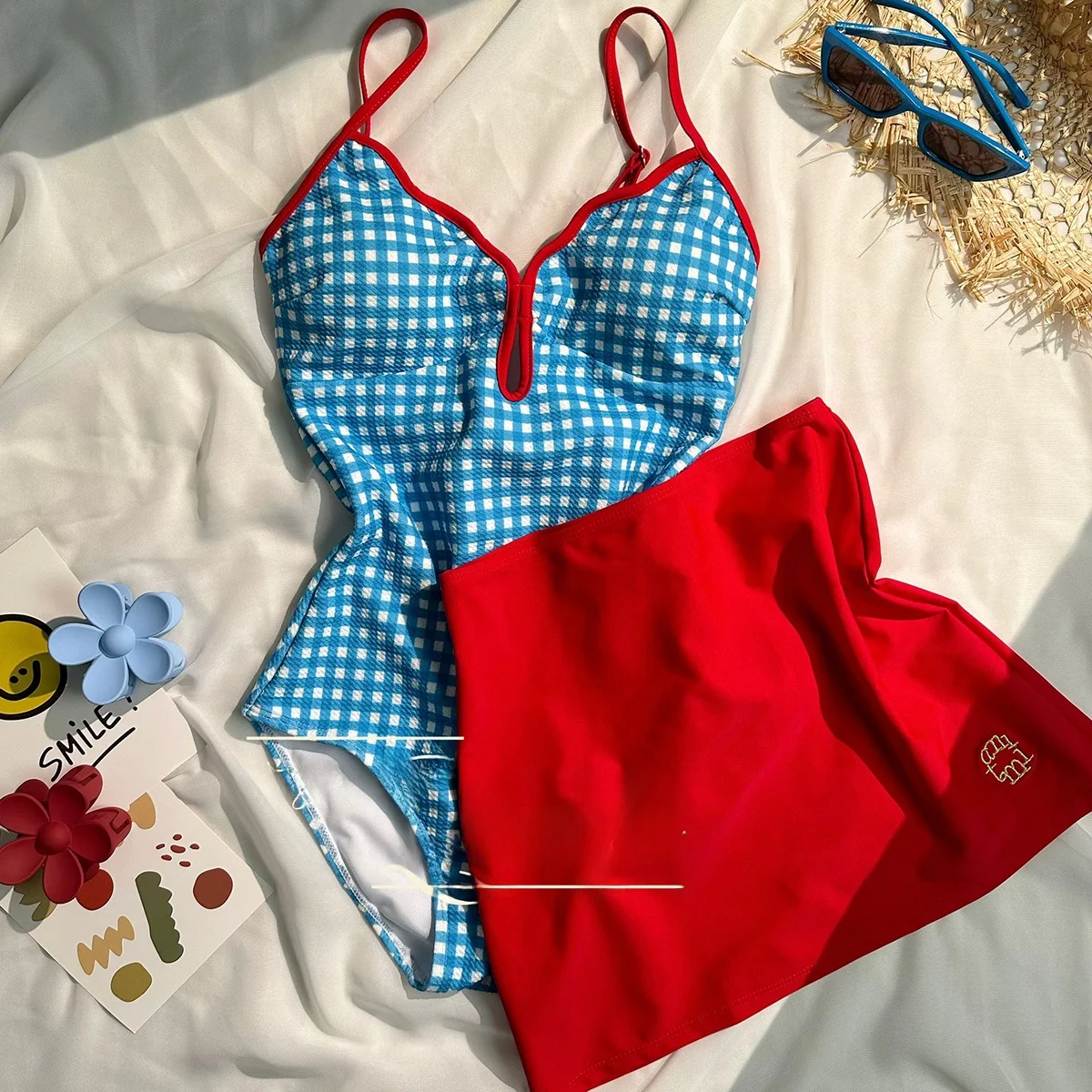 ملابس سباحة نسائية قطعة واحدة بتصميم مثلث مع تنورة حمراء مطرزة، نحيفة ودافئة، بأسلوب طالباتي لإحساس العطلات الصيفية