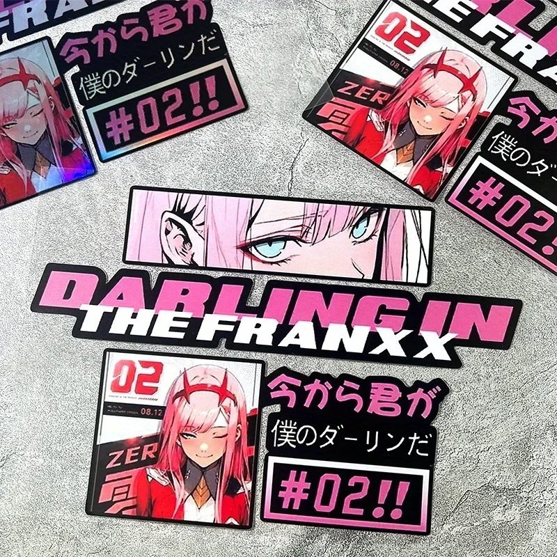 1セットのファッショナブルな「ダーリン・イン・ザ・フランキス」車用ステッカー、ゼロツーをテーマにした車用デカール、アニメの雰囲気を車に加えるのに最適です。