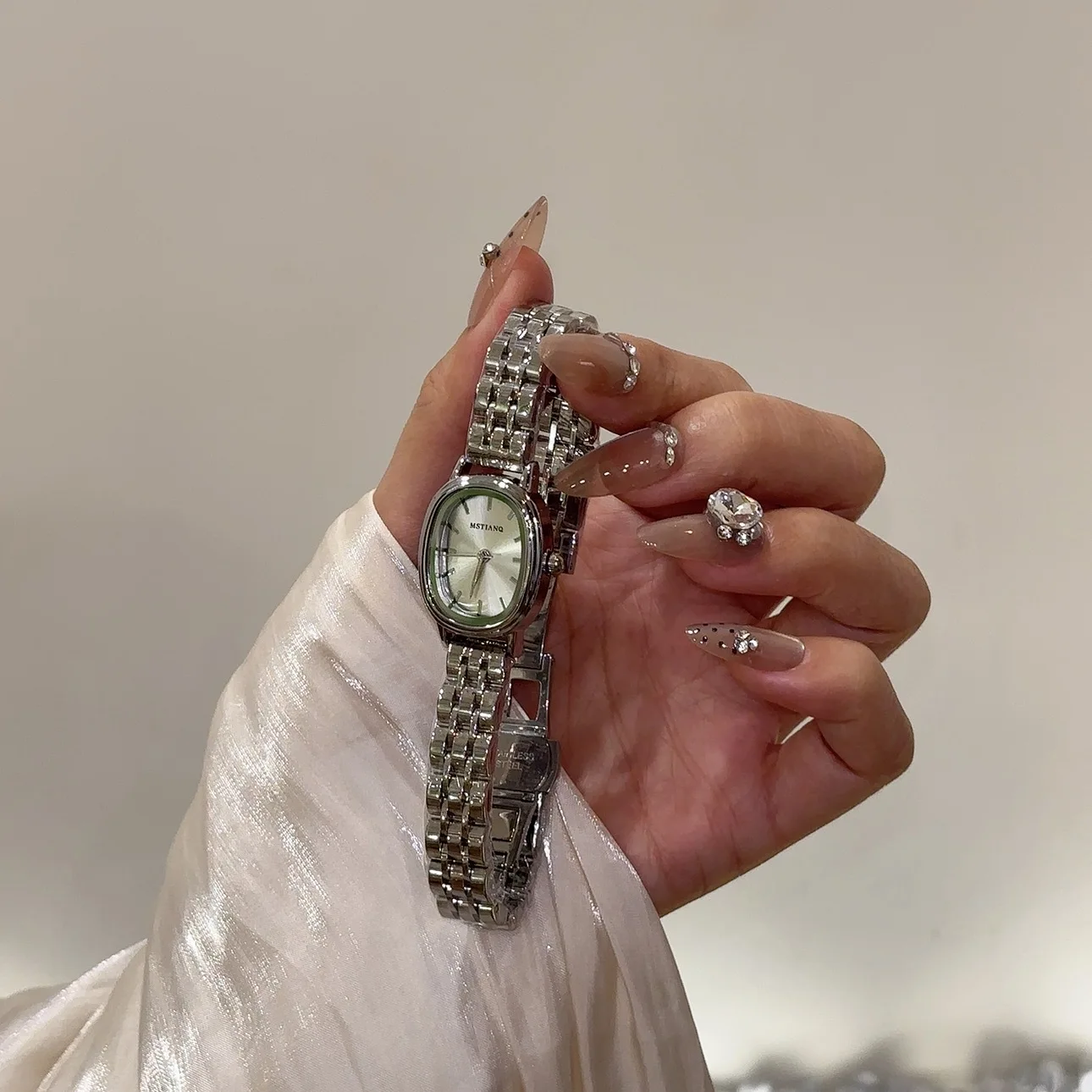 Famous Watches for Women Small Oval Dial Quartz Watch Student Fashion Korean Version Simple Wristwatches Luxury Gift Clock