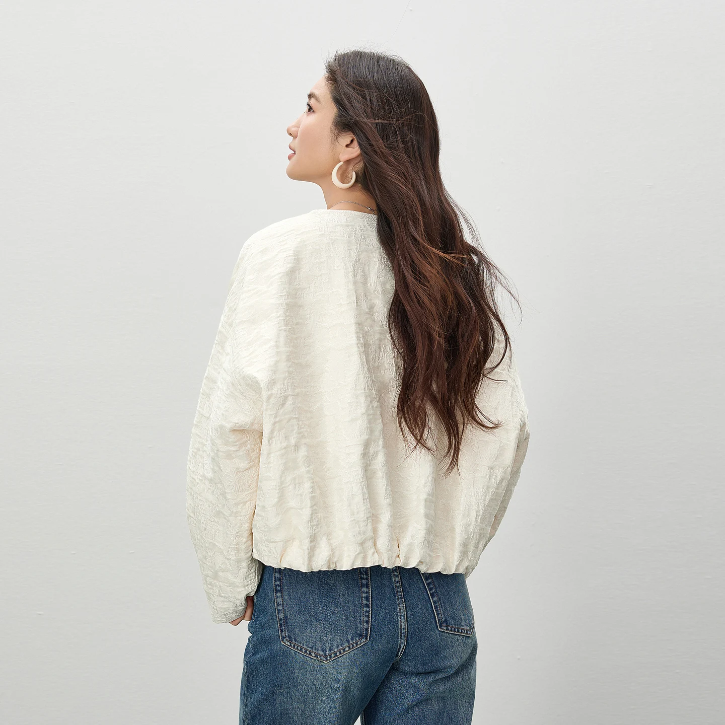 SENTUBILA Women's Loose Cropped Jacket 2026 Spring New Minimalist Round Neck 3D Embossed Jacquard Textured Zipper Coat 161WB6323