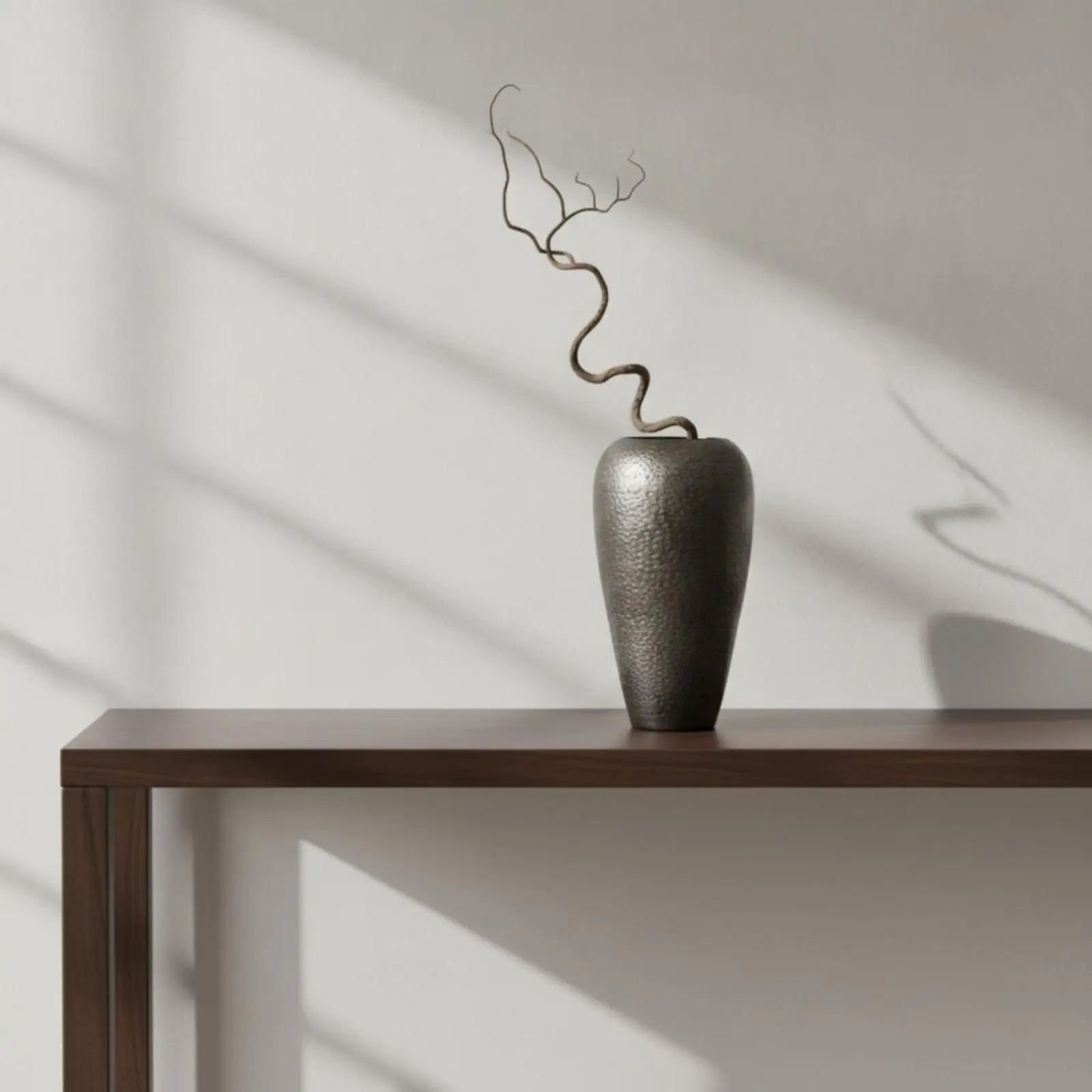Vase design en aluminium argenté, silhouette de feuille sculpturale, centre de table décoratif, décoration moderne pour la maison, pour table de couloir