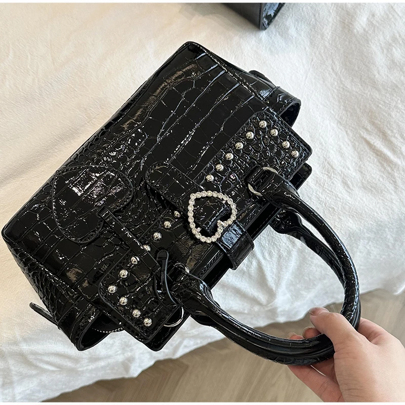 Damenhandtasche mit Krokodilprägung, Y2k Mädchen Exquisite Umhängetasche, Einfarbige Vielseitige Tragetasche mit Herz-Dekor – Detail 1